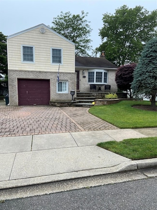 464 N Syracuse Ave, Massapequa, NY 11758