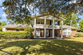 907 Lake N Shore Dr, Morehead City, NC 28557