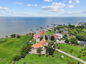 2668 E Bayshore Dr, San Leon, TX 77539