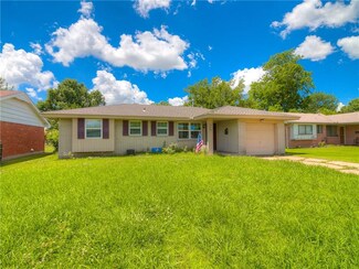 860 NW 15th St, Moore, OK 73160
