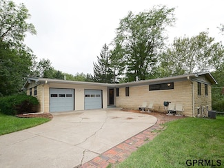 933 Moraine Dr, Lincoln, NE 68510