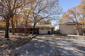 1380 N Lakeview Ave, Mannford, OK 74044