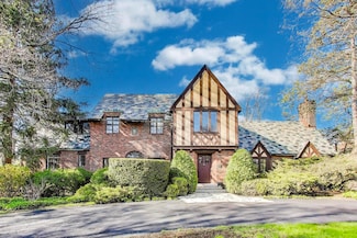 186 S Deere Park Dr, Highland Park, IL 60035