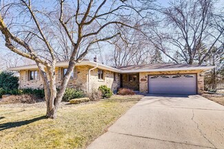 2592 Oak Dr, Saint Paul, MN 55110