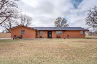 702 1st St, Lorenzo, TX 79343