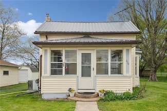 610 5th St, Lowden, IA 52255