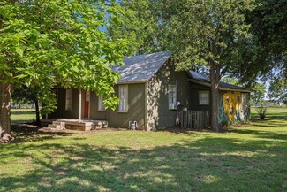 429 W Clifton St, Pilot Point, TX 76258