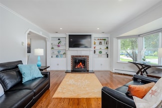 11 Spruce St, Garden City, NY 11530