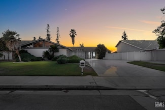6500 Landfair Dr, Bakersfield, CA 93309