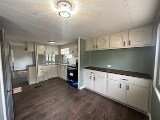 25 Beechwood Rd, Halifax, MA 02338