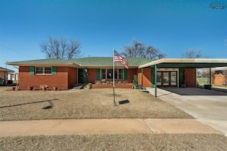 504 S Hilltop St, Burkburnett, TX 76354