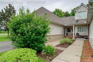 61001 Evergreen Ct, South Lyon, MI 48178