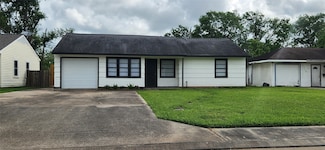 113 Laurel St, Lake Jackson, TX 77566