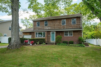 48 Crocus Ln, ComMacK, NY 11725