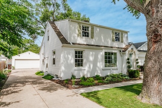 1637 S Triangle Ave, New Berlin, WI 53151