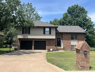 829 Rosemary Ave, Aurora, MO 65605