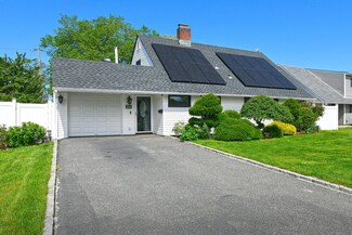 26 Sky Ln, Levittown, NY 11756