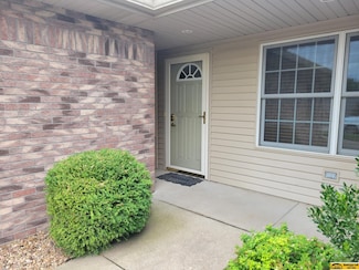611 Spring View Cir, Beatrice, NE 68310