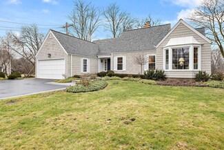 2105 Winnetka Ave, Northfield, IL 60093