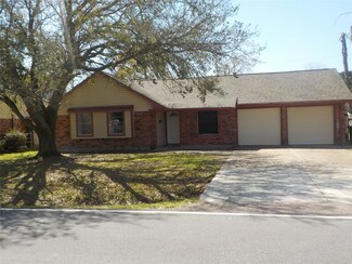 201 Timber Ln, Highlands, TX 77562