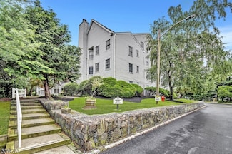 16 Quartz Ln, Paterson, NJ 07501