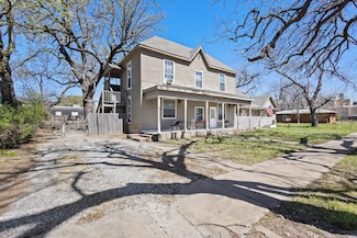 909 W Chestnut St, Denison, TX 75020