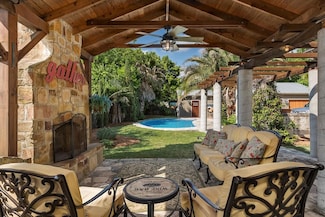 318 W Travis St, Fredericksburg, TX 78624