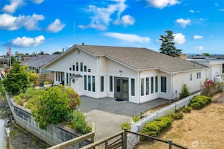 3675 Steelhead Dr, Greenbank, WA 98253