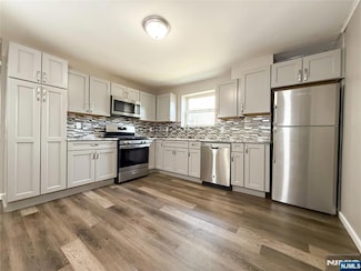 1 Oak St, Clifton, NJ 07014