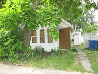 1030 Menominee Rd, Waterford, MI 48328