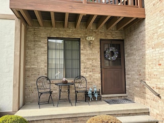 917 Country Club Dr, Saint Clair Shores, MI 48082