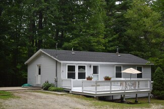 603 Old Lewiston Rd, Winthrop, ME 04364