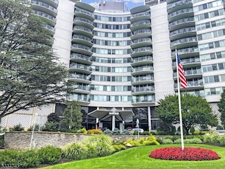 1 Claridge Dr Unit 925, Verona, NJ 07044