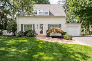 151 Milburn Ln, Roslyn Heights, NY 11577