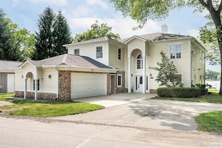 3831 Woodland Dr, Highland, MI 48356