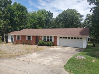 1910 N Austin Dr, Fayetteville, AR 72703