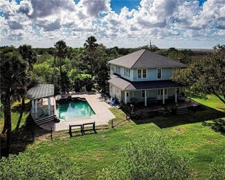 805 Bay St, Austwell, TX 77950