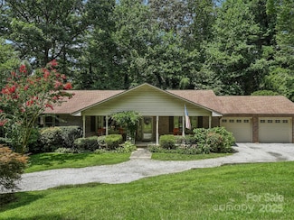 204 Fernwood Dr, Hendersonville, NC 28791