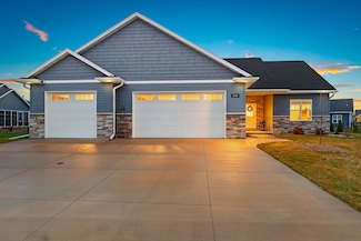 2153 Caroline Ct, Neenah, WI 54956