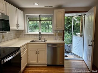 21 Hollow Tree Rd Unit 1, Norwalk, CT 06854