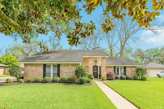 114 Huckleberry Dr, Lake Jackson, TX 77566