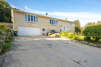 126 E Poplar Dr, Elizabeth, IL 61028