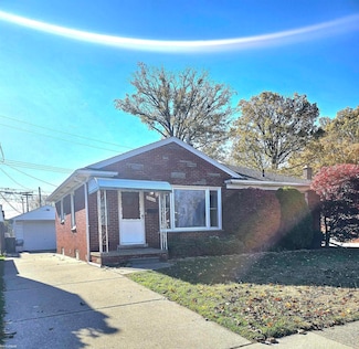 20624 Sunnyside St, Saint Clair Shores, MI 48080