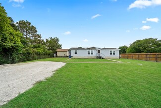 600 Maple Ave, Fresno, TX 77545