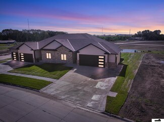 7945 Ponce Dr, Lincoln, NE 68516