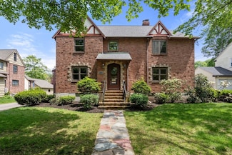 832 Chestnut St, Waban, MA 02468
