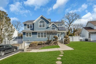 5 Quantuck Ct, ComMacK, NY 11725