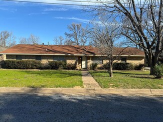 205 Oakhurst Dr, Palestine, TX 75801
