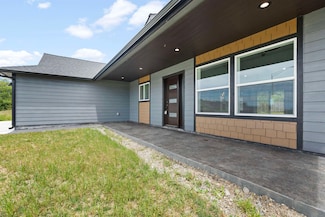 260 Longiflorum Ln, Smith River, CA 95567