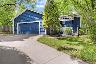9553 Woodridge Cir, Eden Prairie, MN 55347
